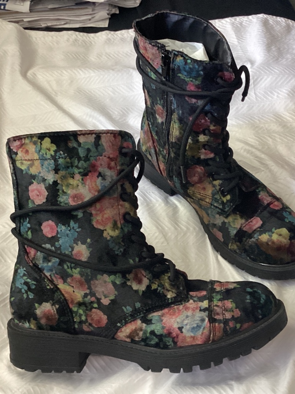 Madden Girl Black Floral Roses Velvet Combat Boots 7M‎